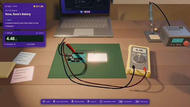 Верстак в Maker Simulator: Arduino подключена к макетной плате с горящим светодиодом, а мультиметр показывает 4,48 вольта.